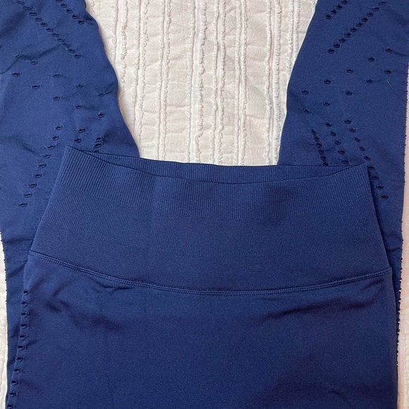 Victoria secret sport Capri leggings with slits in medium - Picture 6 of 15